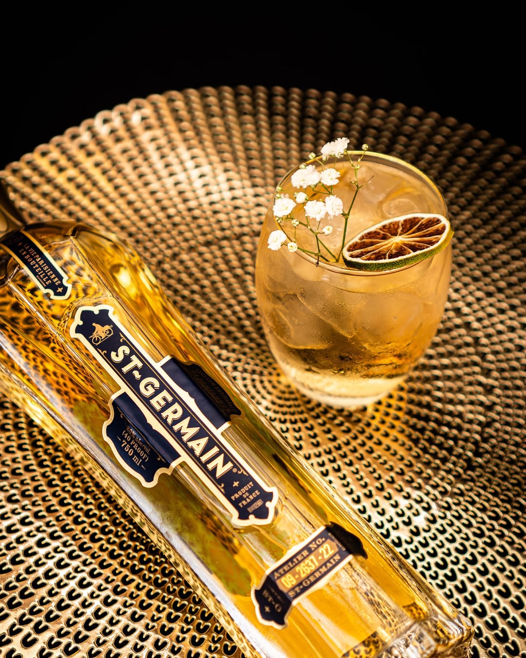 Barbero trabajando en el cabello de un cliente