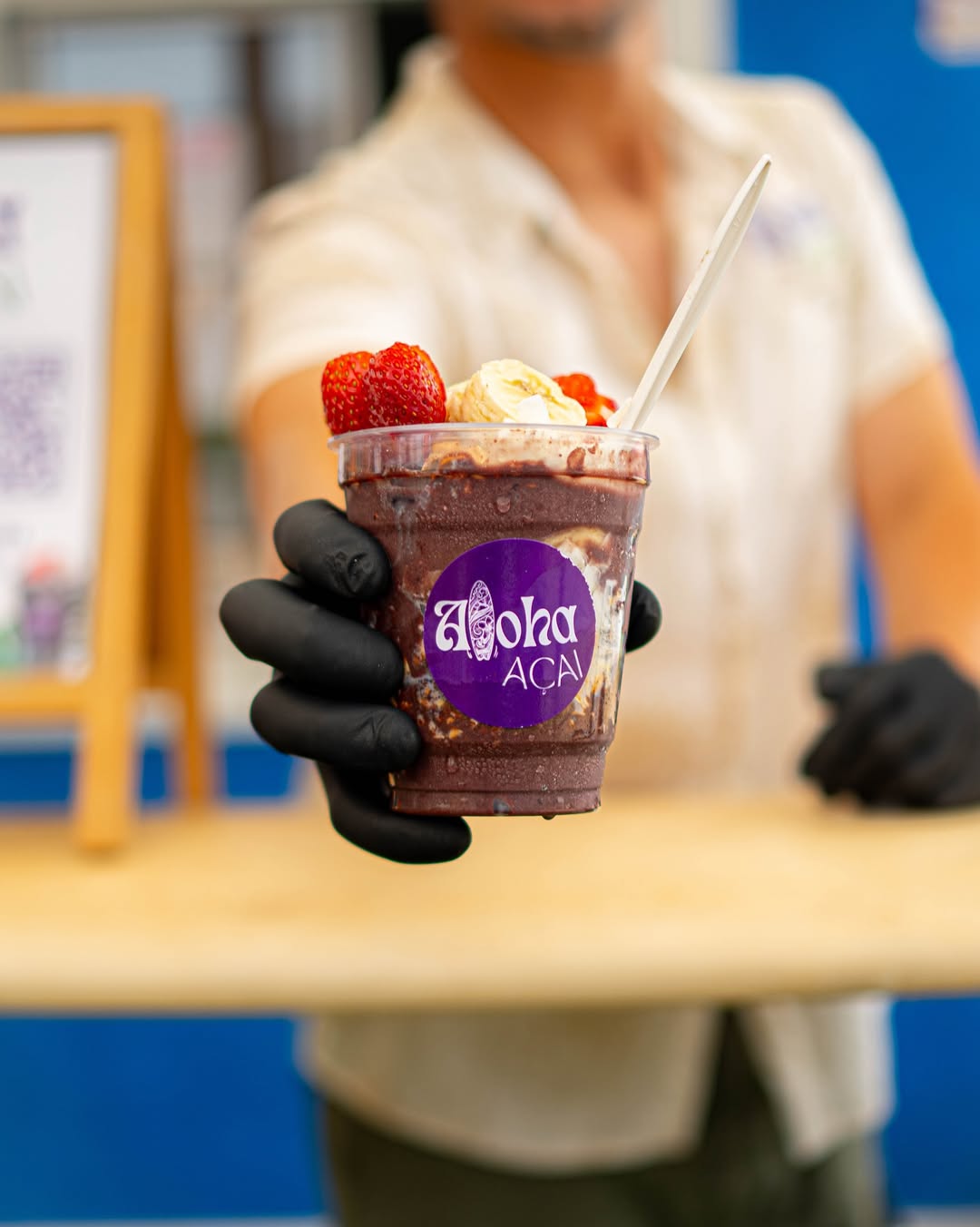 Primer plano de un hombre con peinado de copete