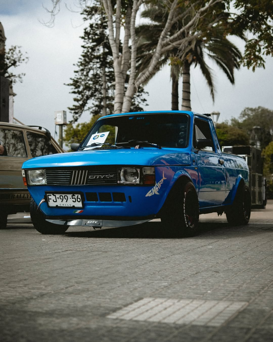 Coche deportivo rojo en una carretera desértica