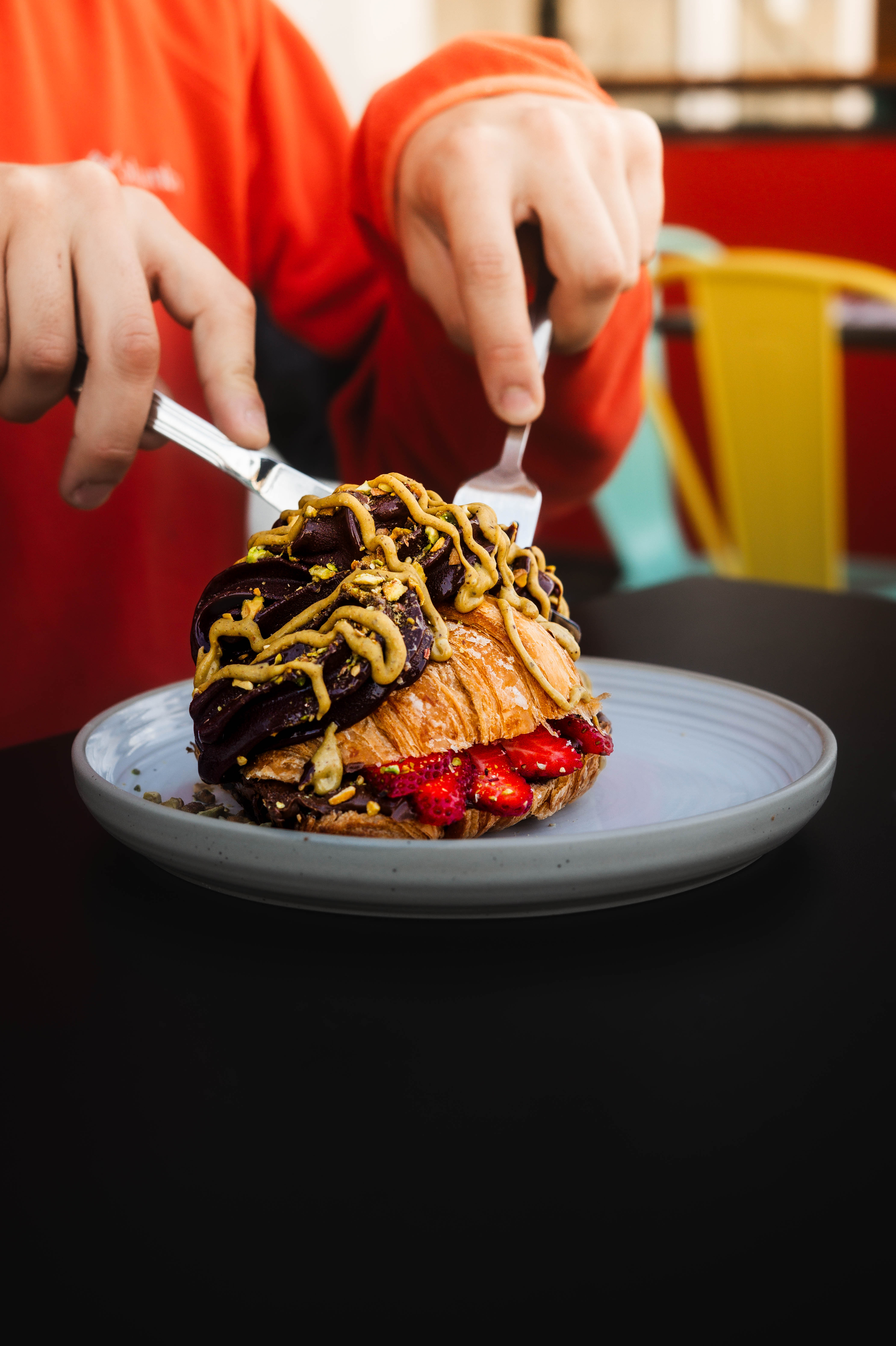 Fotografía de un coche eléctrico blanco