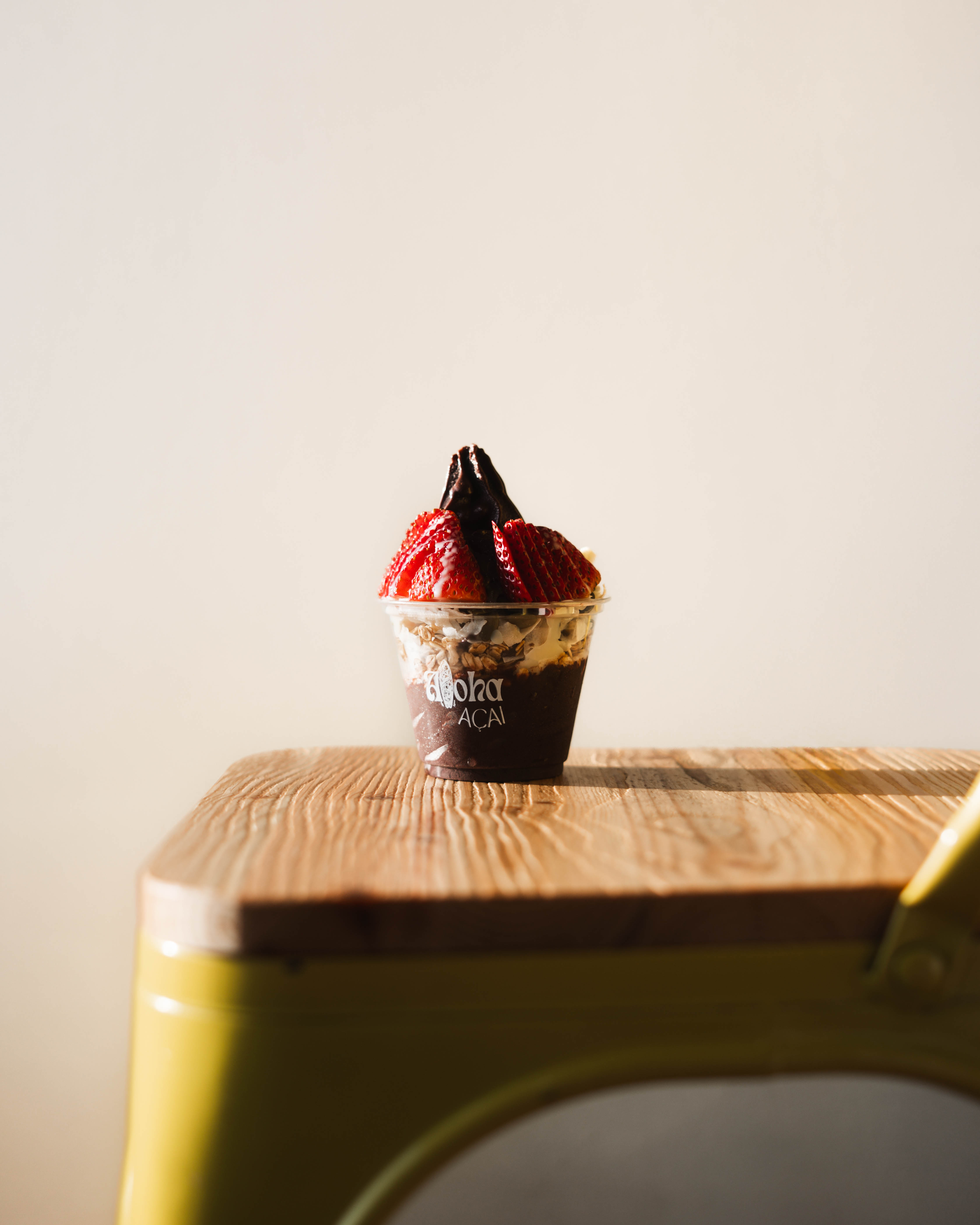 Fotografía de un coche eléctrico blanco