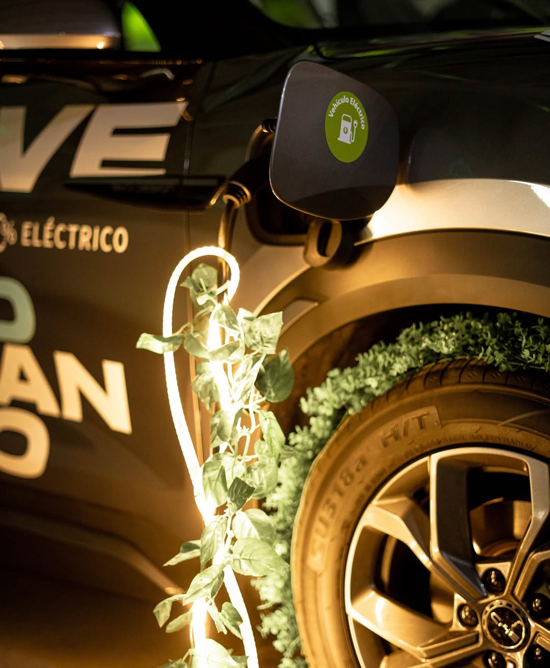 Coche clásico de color oscuro en un entorno urbano