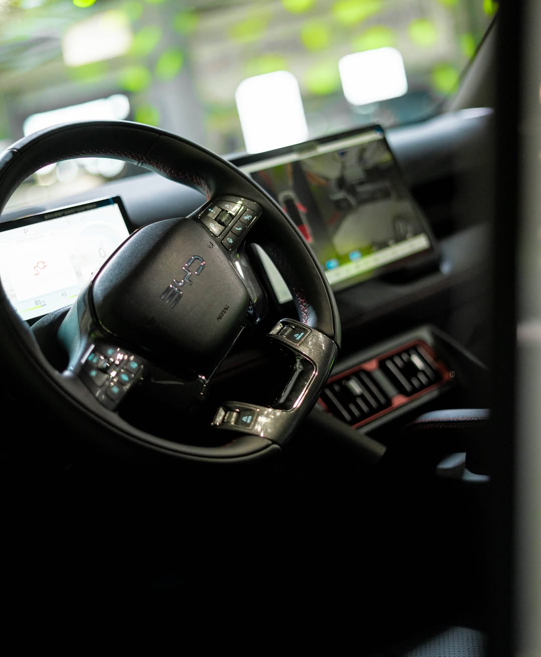 Hombre con peinado de copete mirando de perfil