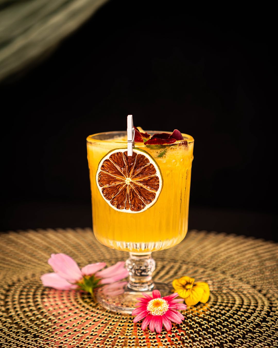 Fotografía de un coche eléctrico blanco