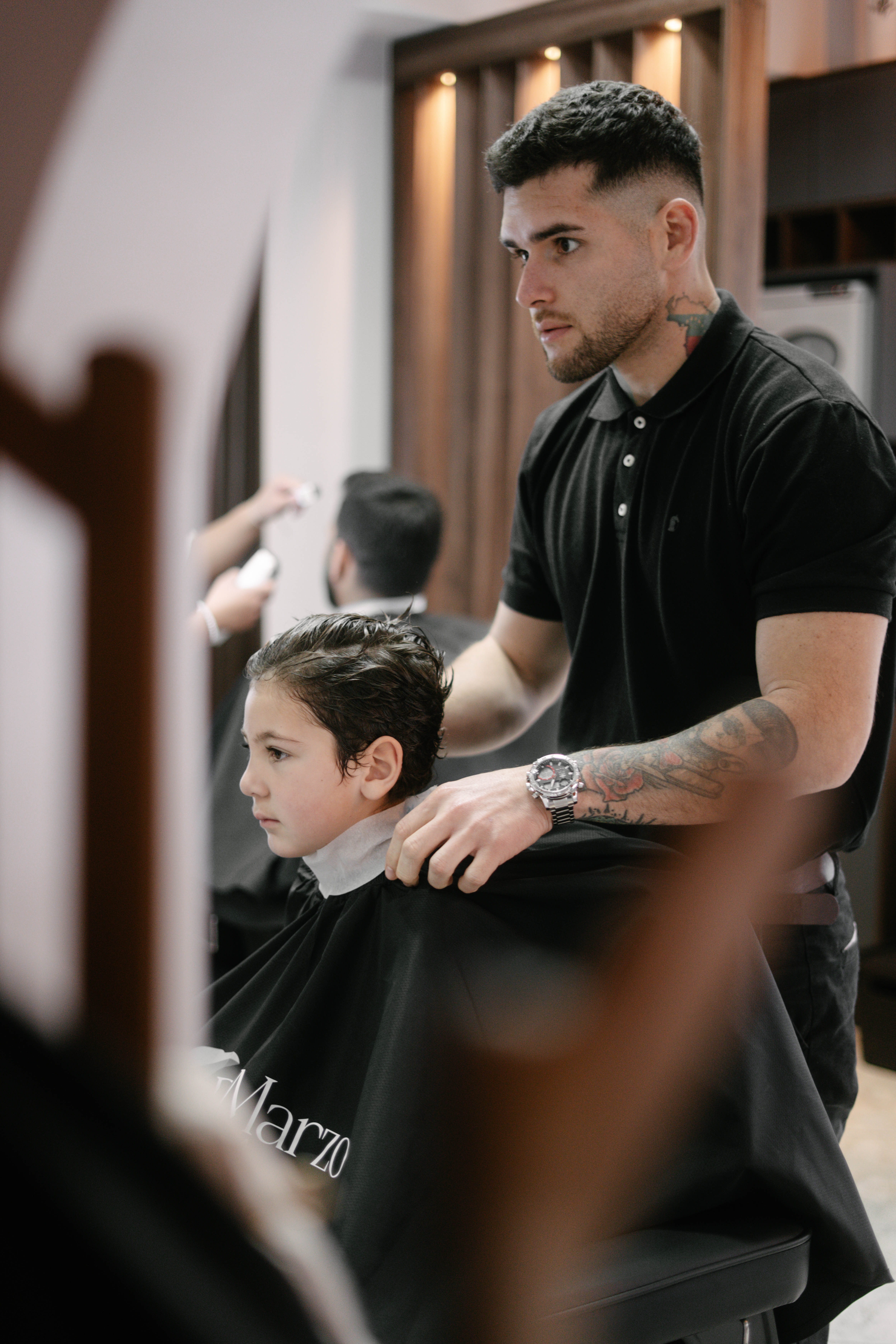 Coche de la marca Derco en un camino de tierra