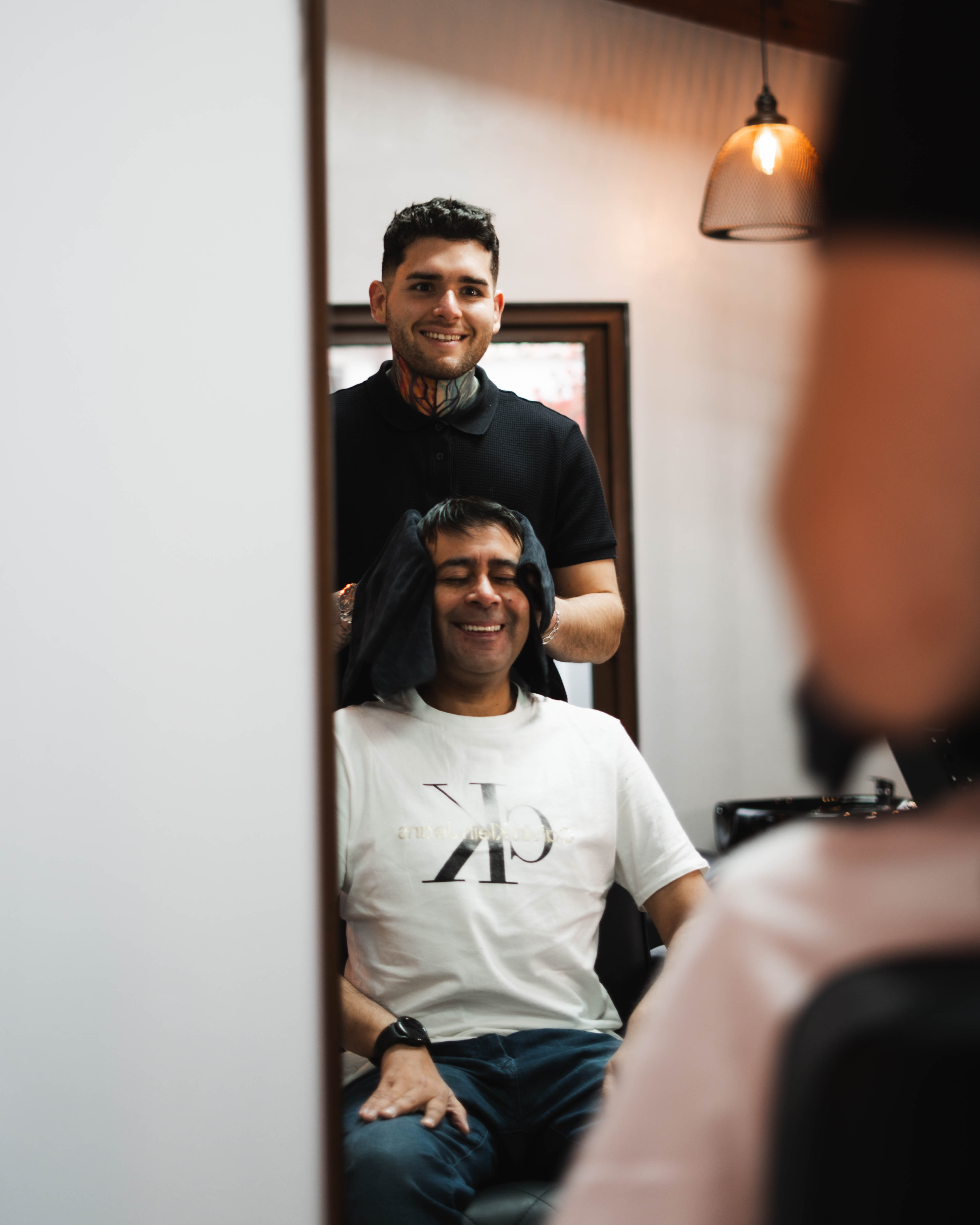 Coche de la marca Derco en un camino de tierra