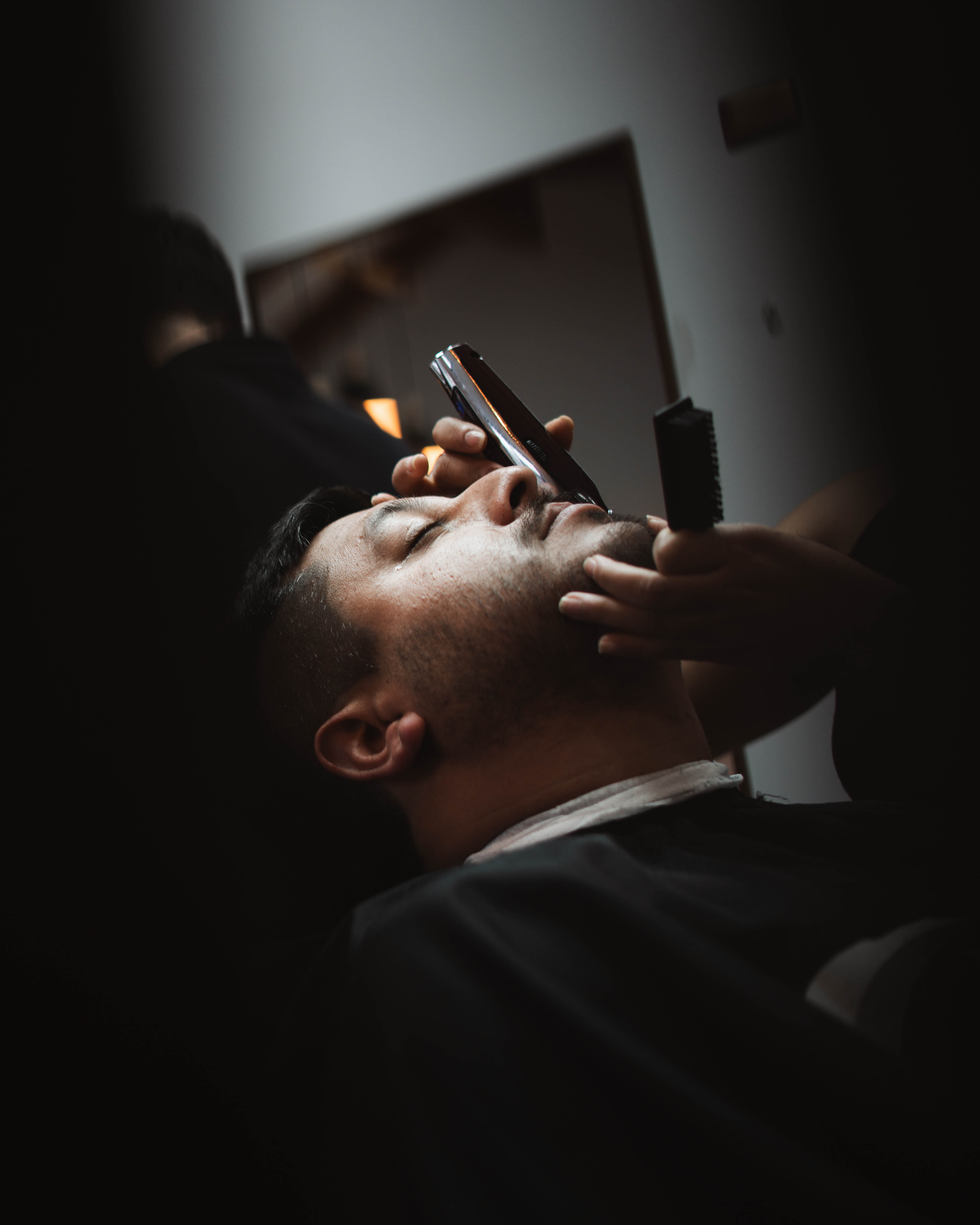 Fotografía de un coche eléctrico blanco