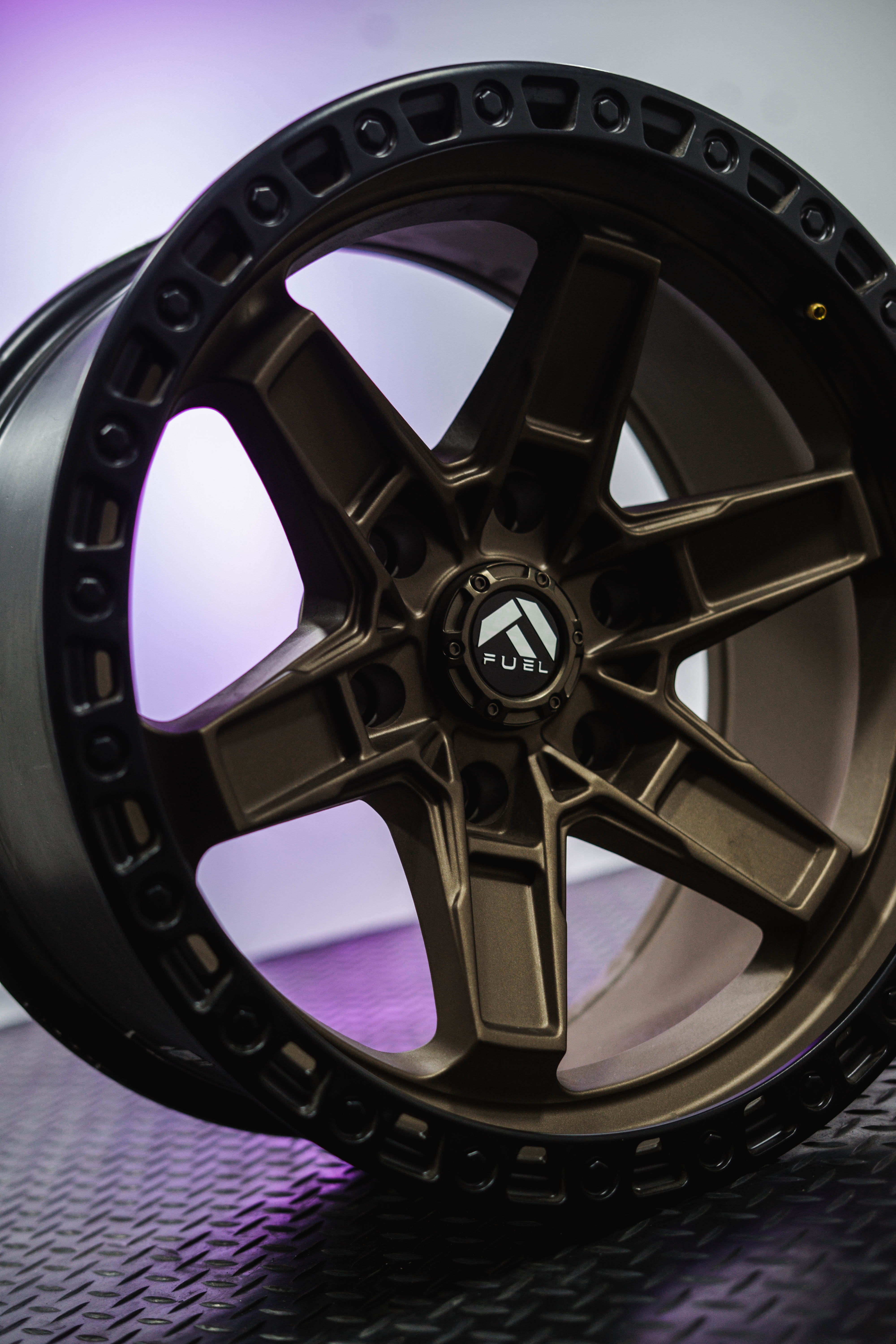 Coche de la marca Derco en un camino de tierra