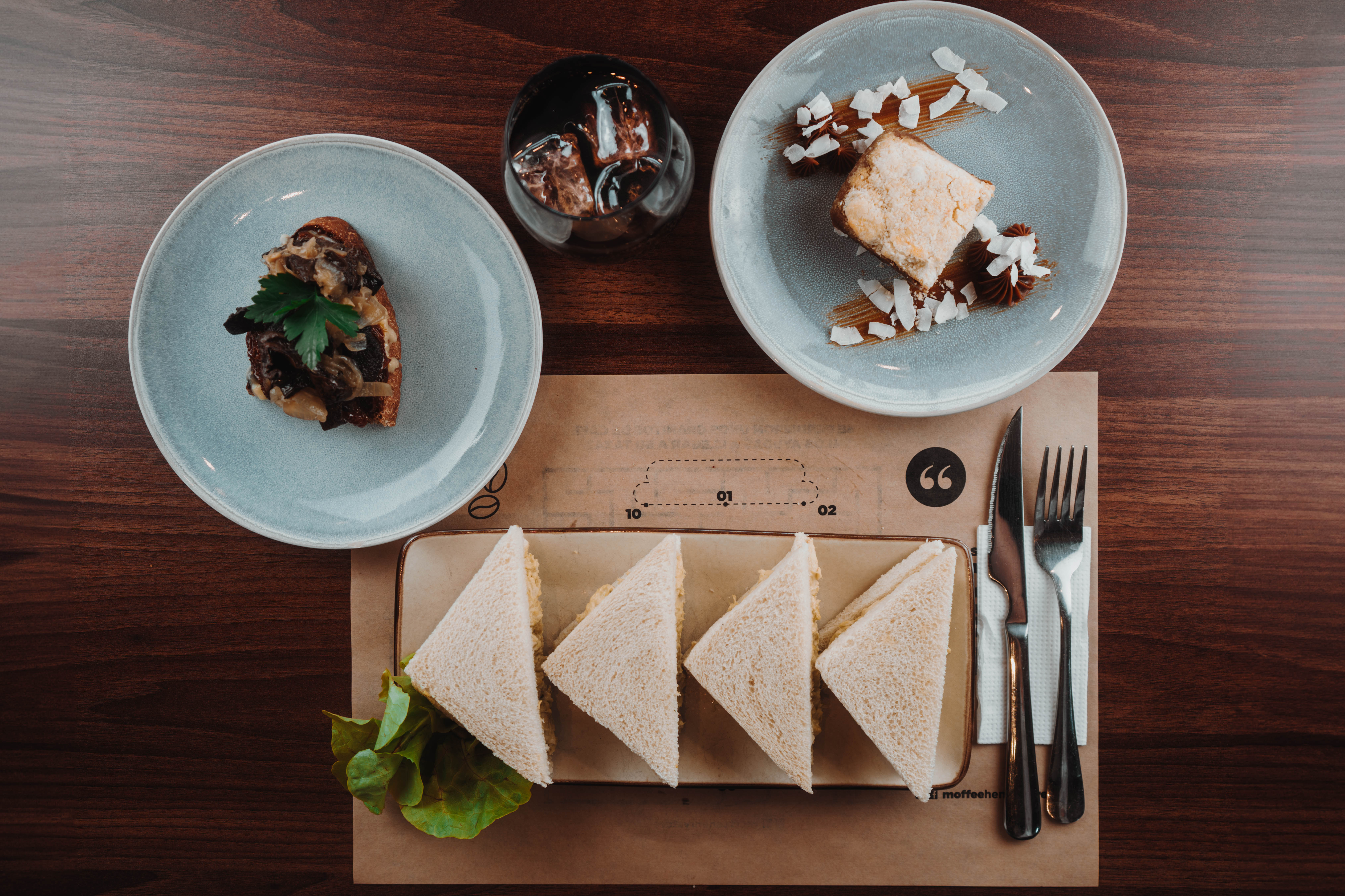 Fotografía de un coche eléctrico blanco