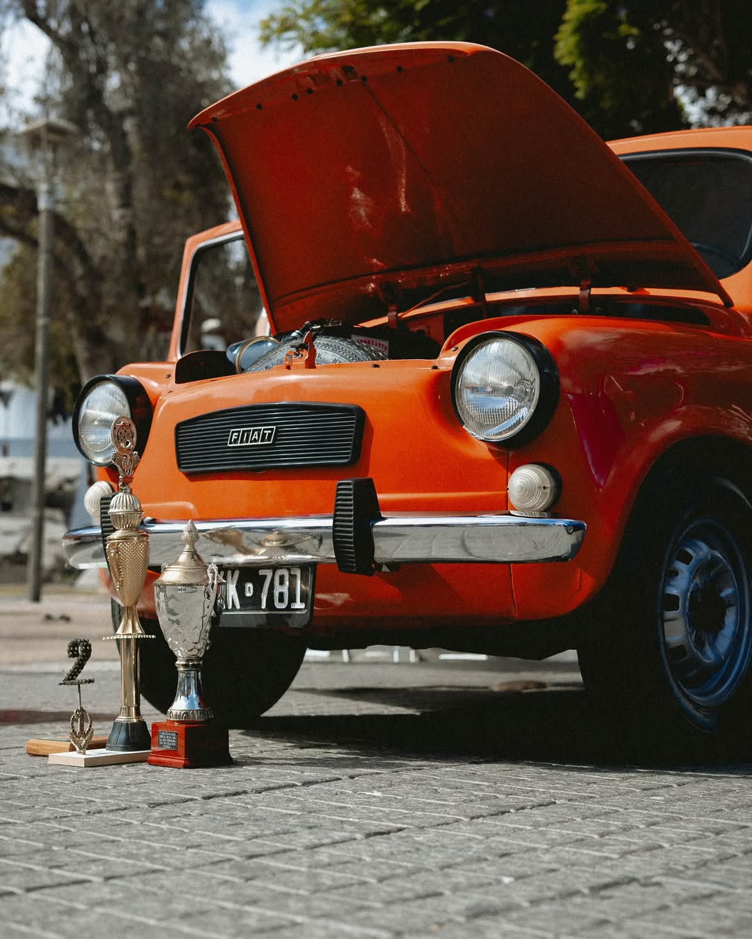 Coche de la marca Derco en un camino de tierra