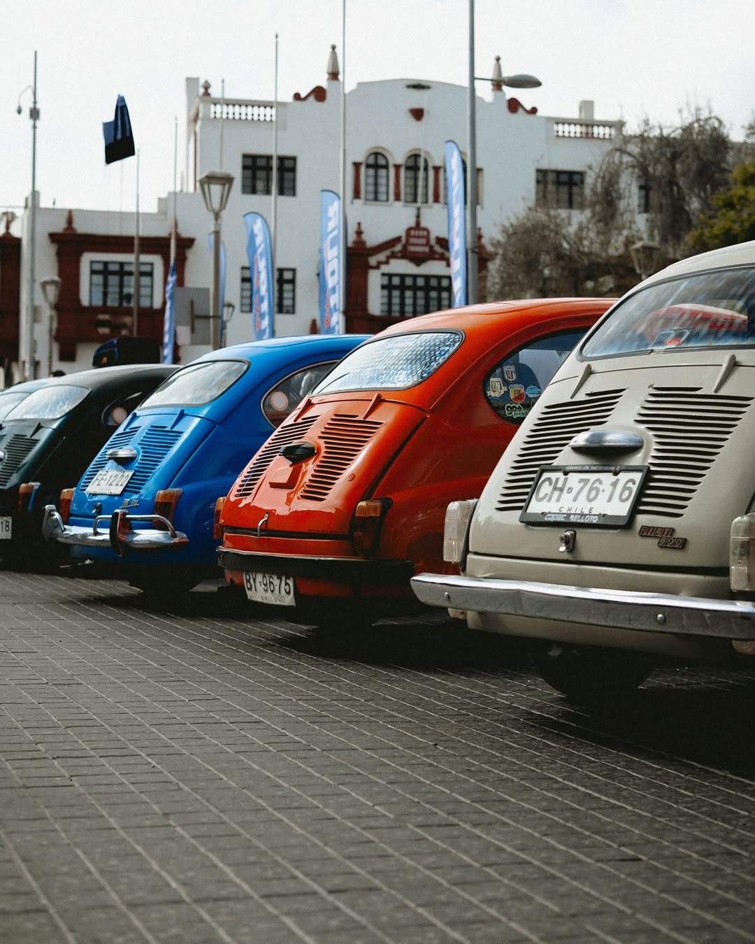 Retrato frontal de un hombre con copete
