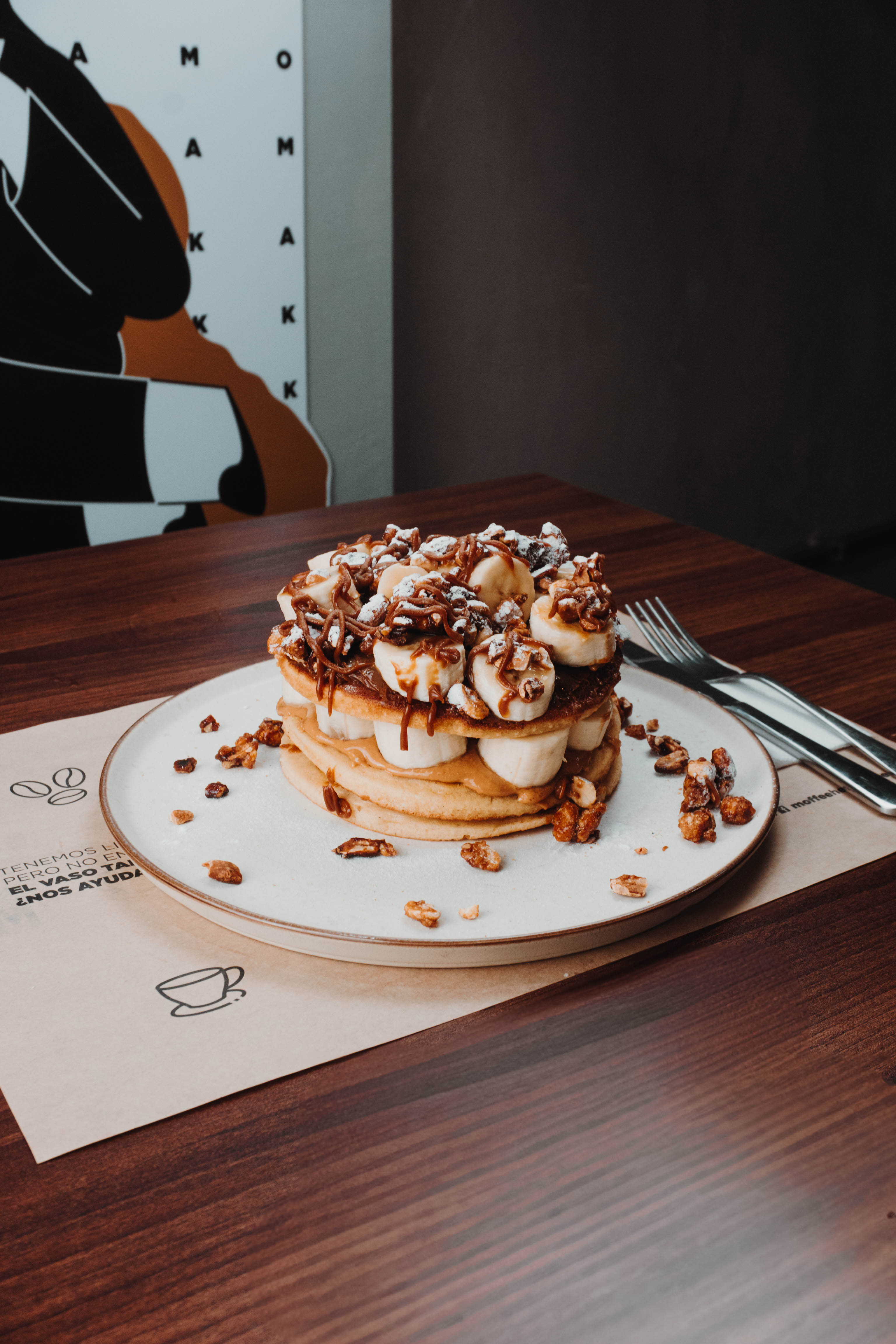 Coche de la marca Derco en un camino de tierra