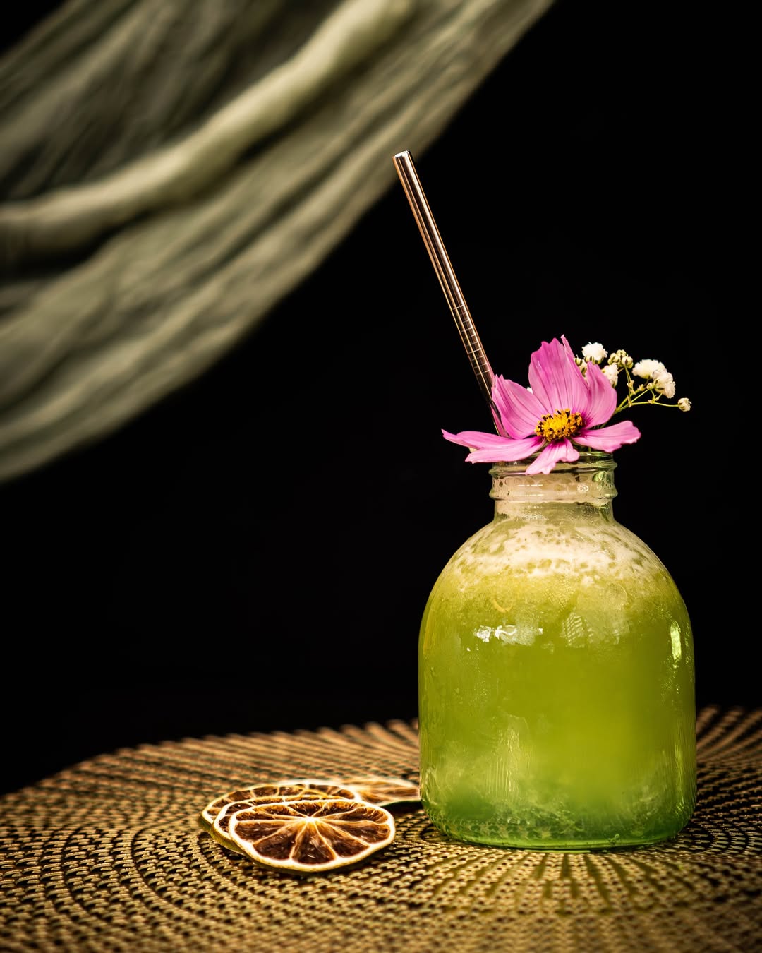 Cámara de cine profesional sobre un trípode